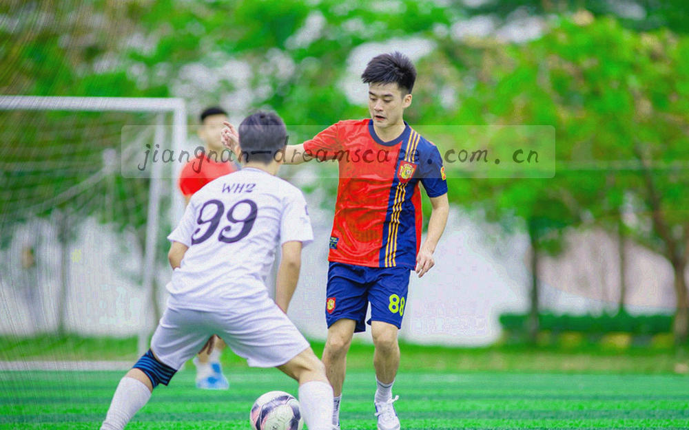 横向时间轴信息图，从左到右标注 V4 三个迭代版本的版本号与改动类型